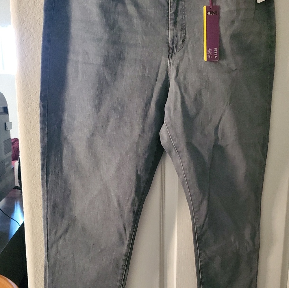 Ladies Jean's - Picture 4 of 4